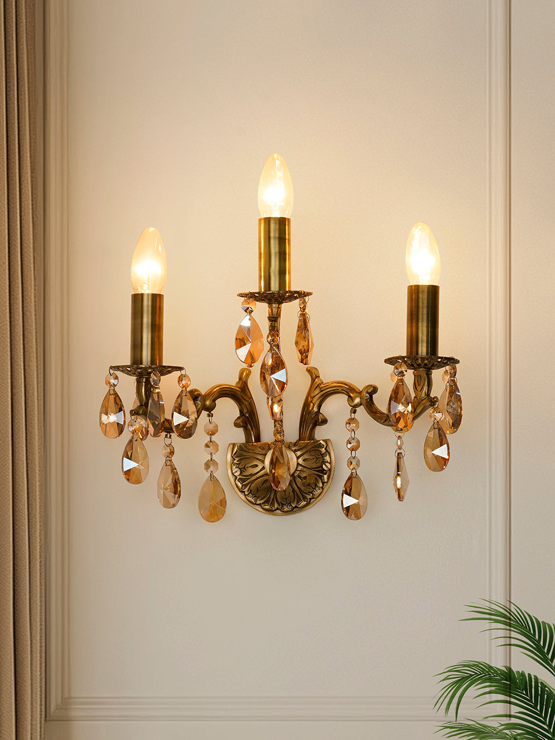 Brass Antique Glass Brass 3-Light Wall Sconce – 40.6 cm