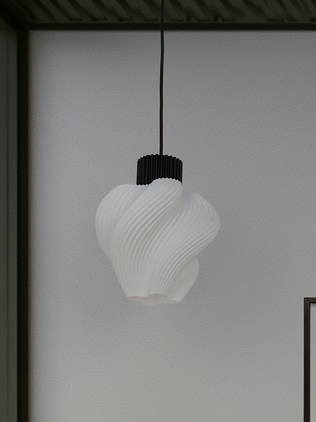 White Thermoplastic 1-Light Swirl Pendant Light – 25.4 cm
