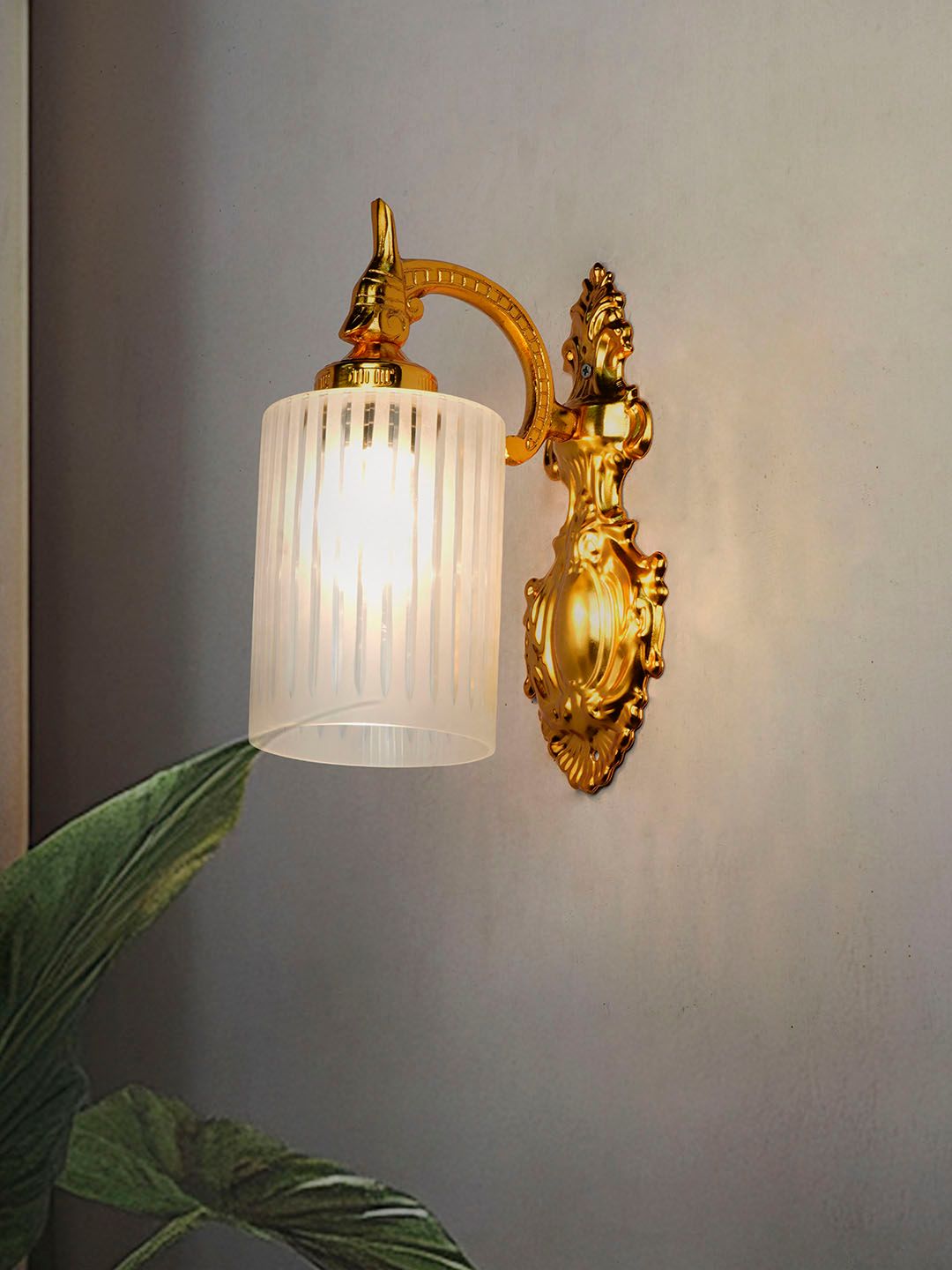 Elegant Gold Traditional Wall Sconce with Frosted Hand-Cut Glass Shade