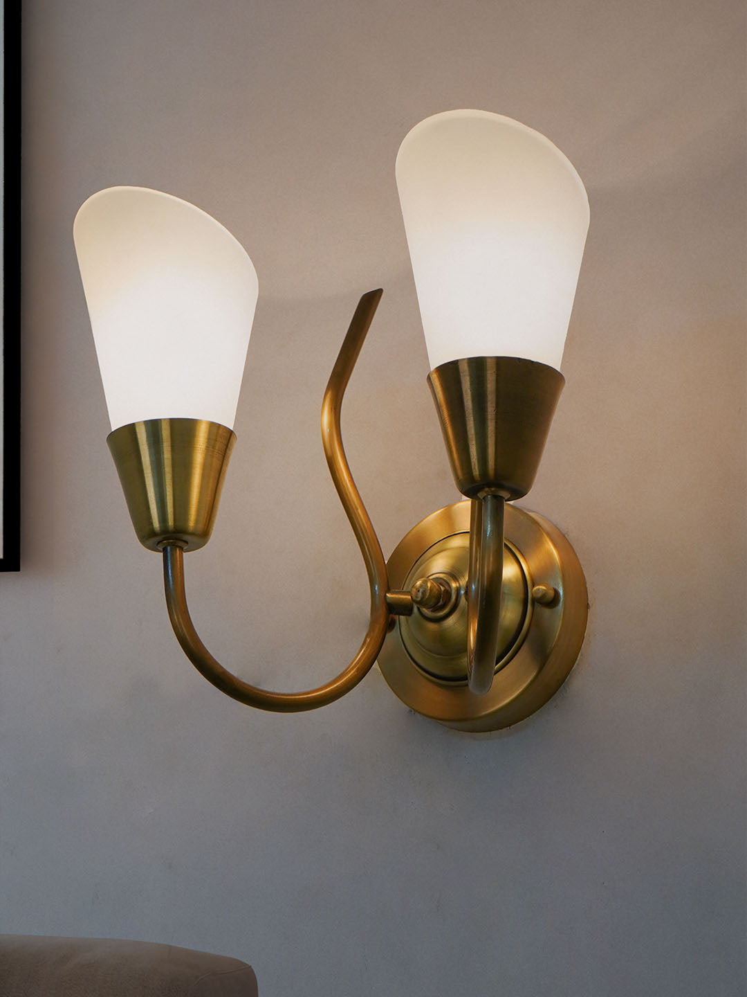 Brass Antique Glass 2-Light Wall Sconce – 27.9 cm