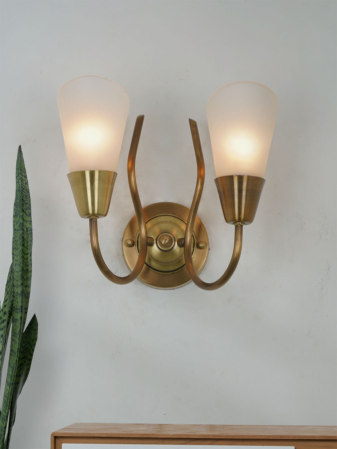 Brass Antique Glass 2-Light Wall Sconce – 27.9 cm