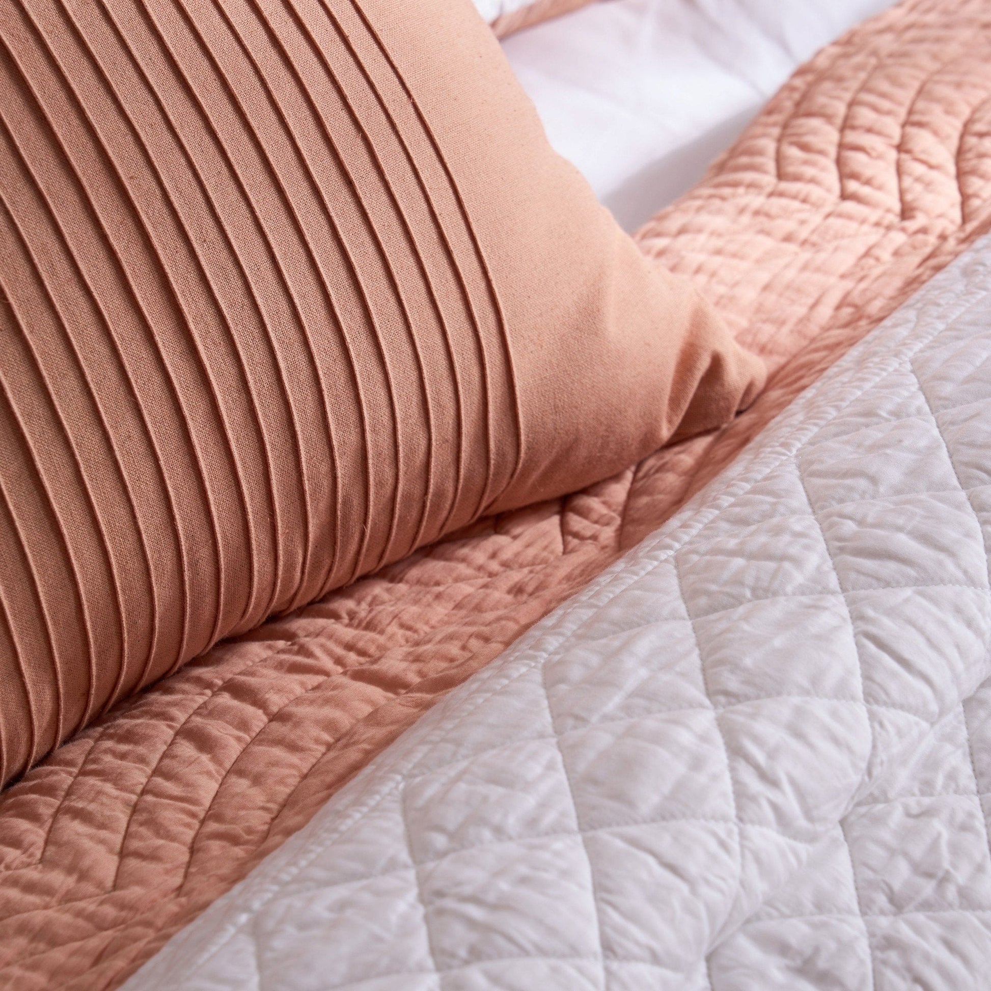 AMOUR White Coral Cotton Quilted Bedspread with Scalloped Border