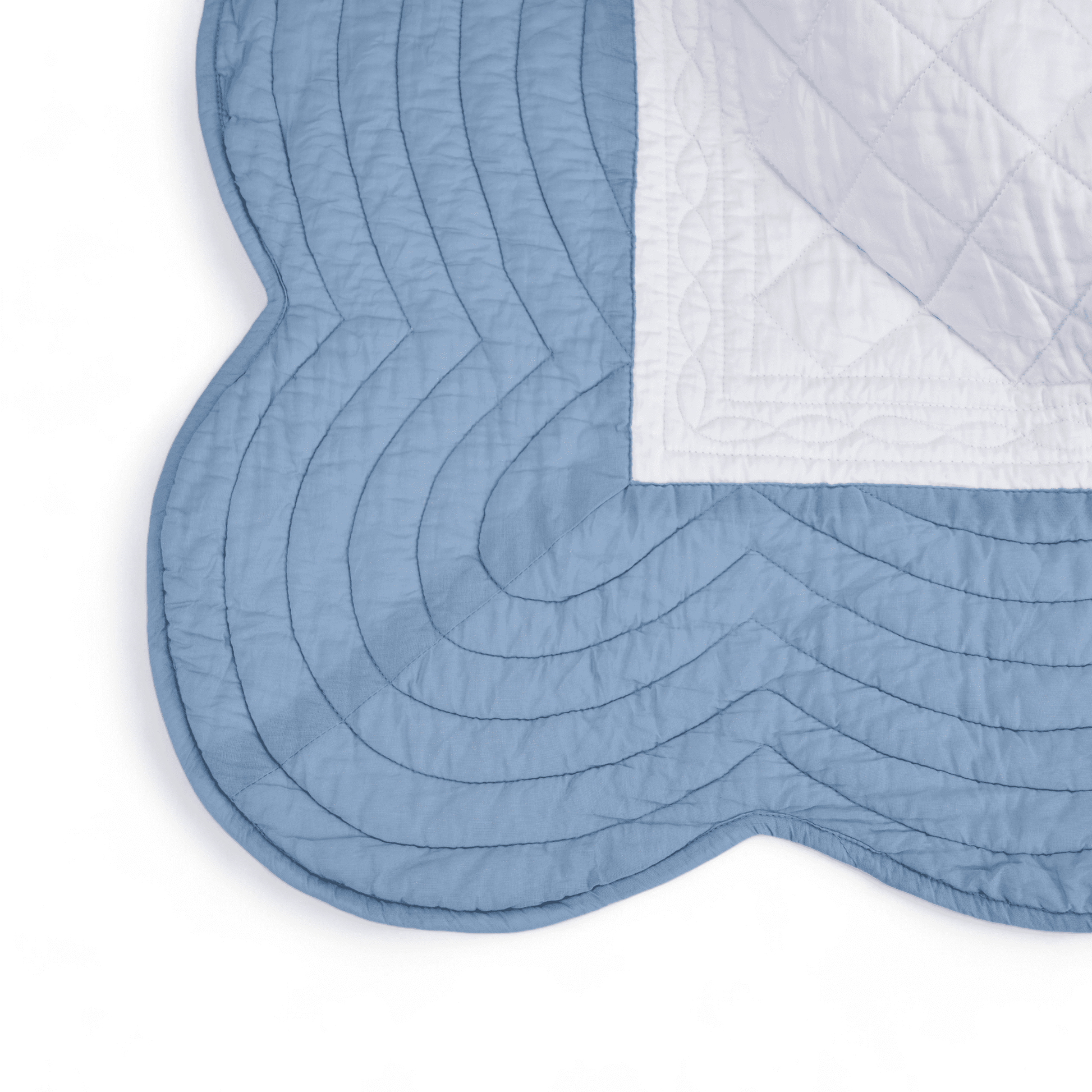 AMOUR White Duck Egg Cotton Quilt with Scalloped Border