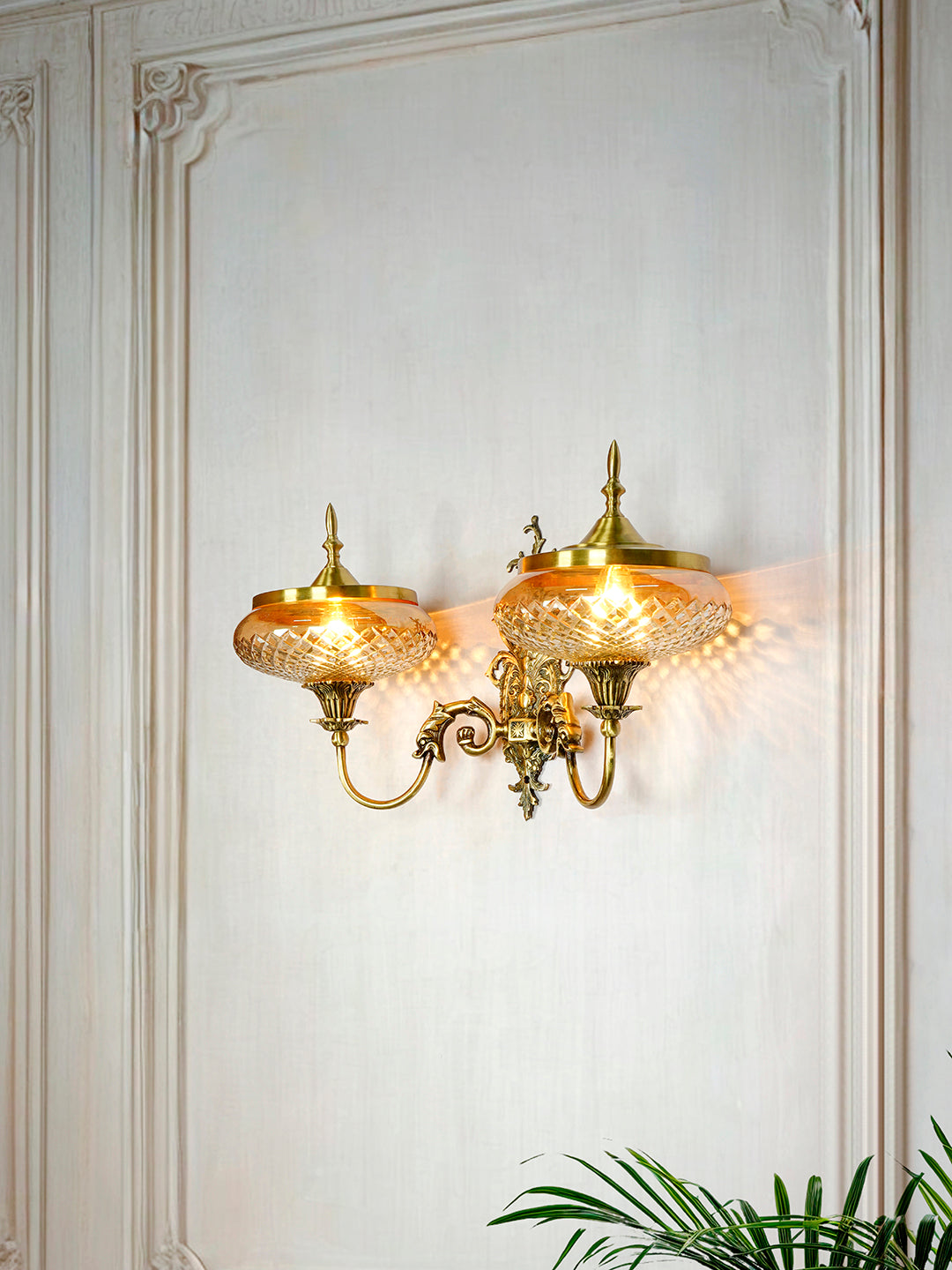 Brass Antique Glass Brass 2-Light Wall Sconce – 54.6 cm