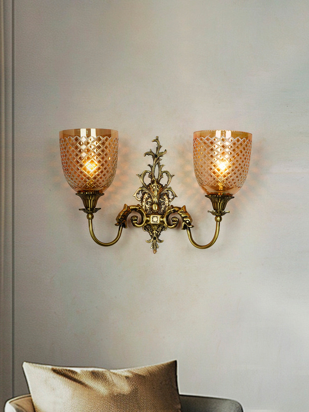 Brass Antique Glass Brass 2-Light Wall Sconce – 45.7 cm