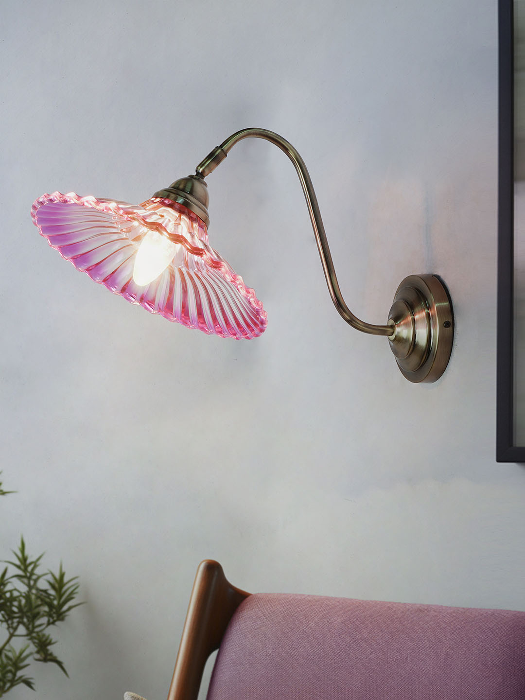 Pink Ribbed Glass 1-Light Wall Sconce – 26.7 cm