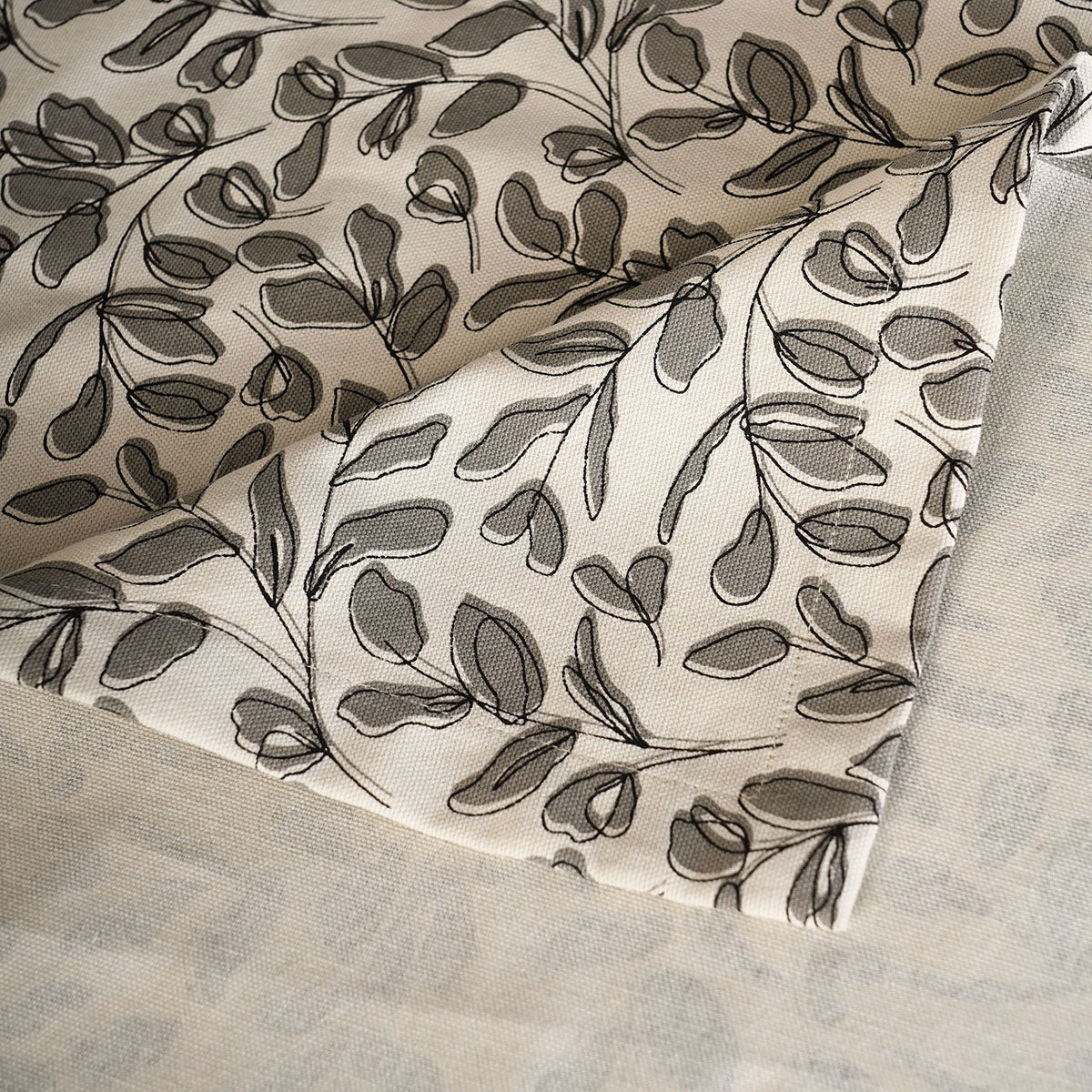 Modern Retro Grey Cotton Leaf Print Tablecloth – Elegant Dining Décor