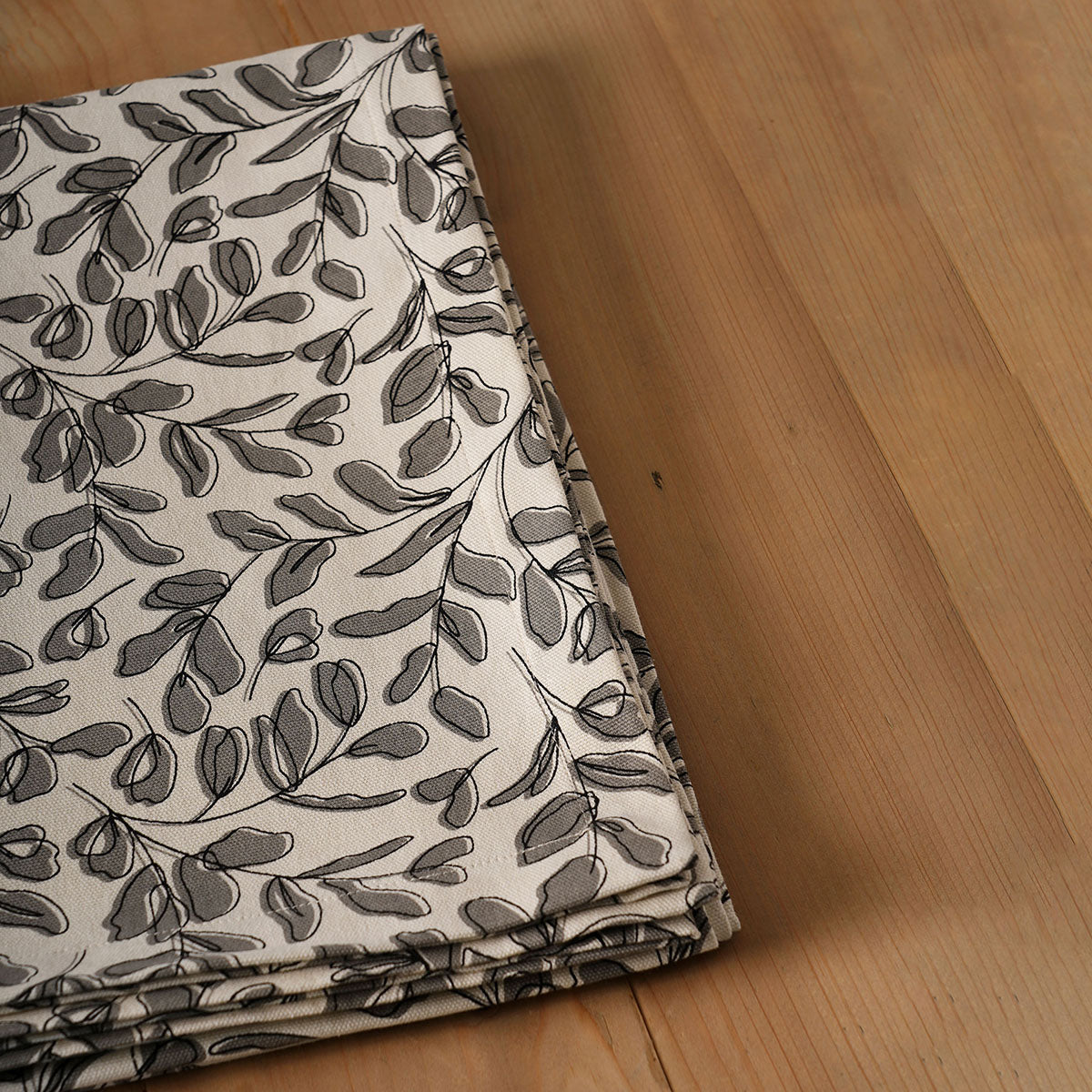 Modern Retro Grey Cotton Leaf Print Tablecloth – Elegant Dining Décor