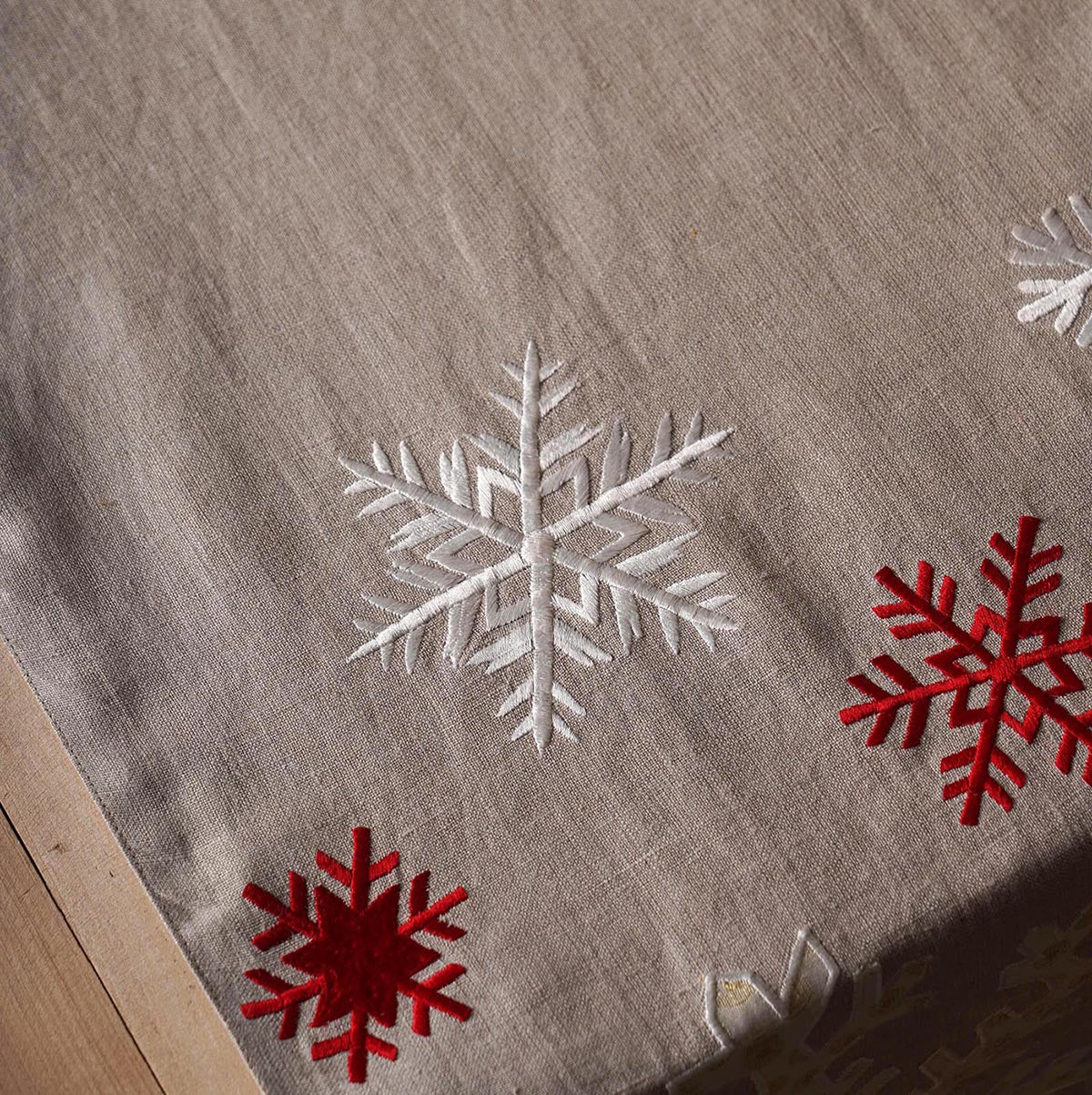 Linen Christmas Table Runner – Snowflake Embroidery & Brocade Appliqué