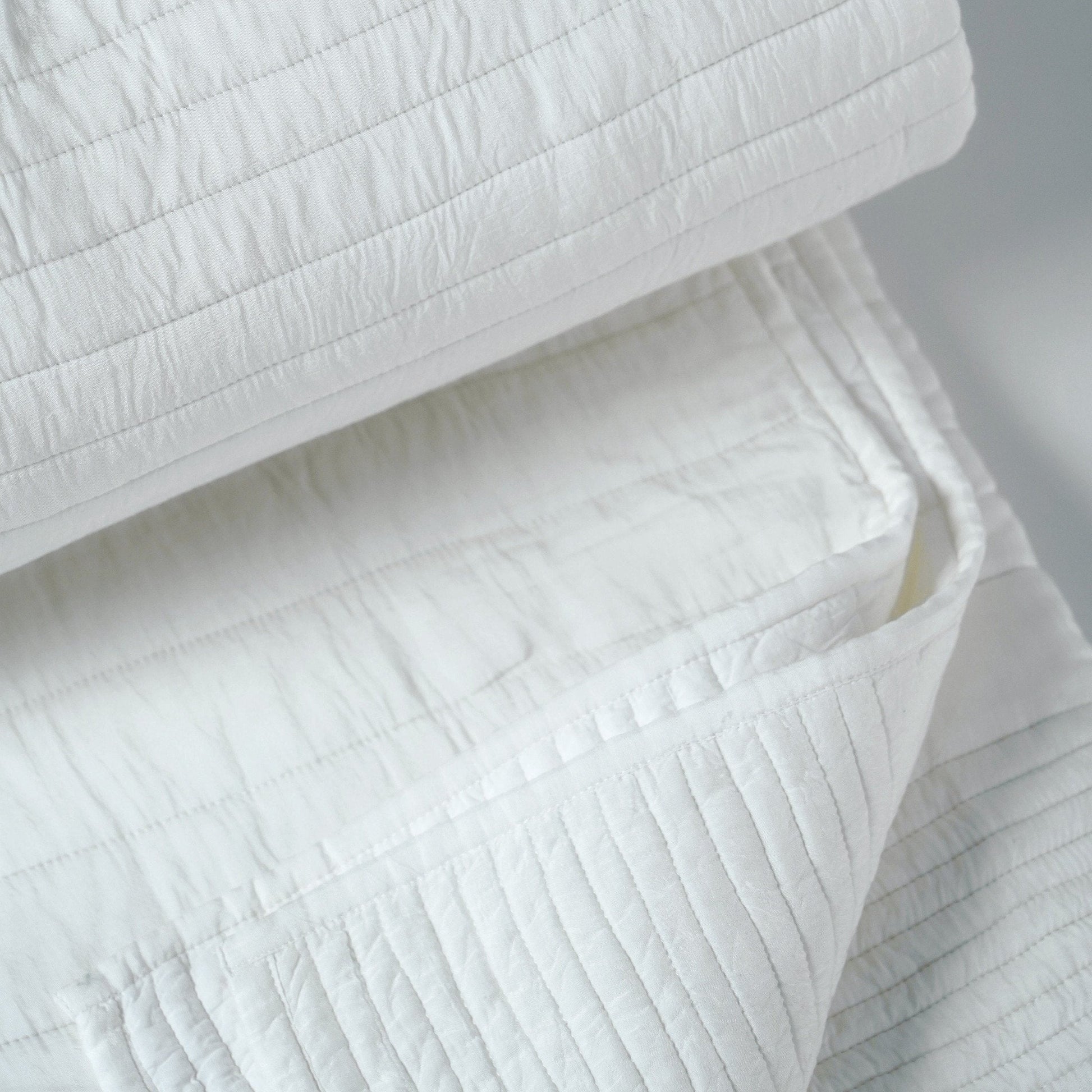 White Luxury 300TC Cotton Satin Quilted Bed Set