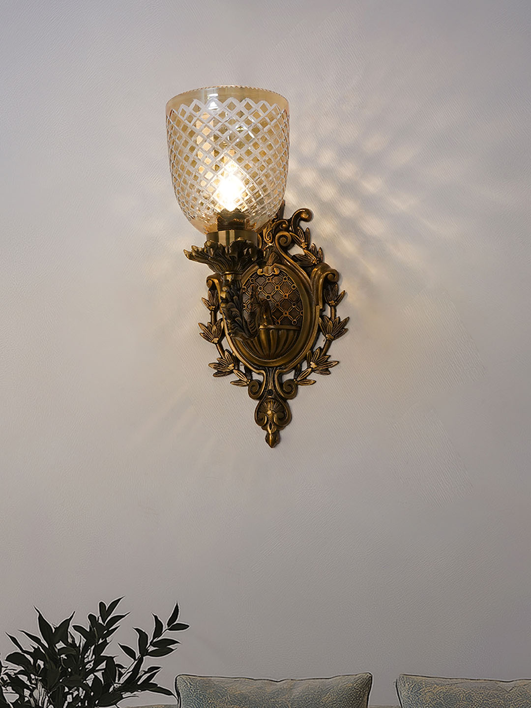 Brass Antique Glass Aluminium 1-Light Wall Sconce – 39.4 cm