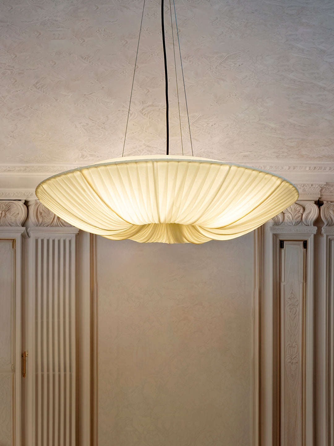 White Fabric 5-Light Saucer Pendant Light – 61 cm