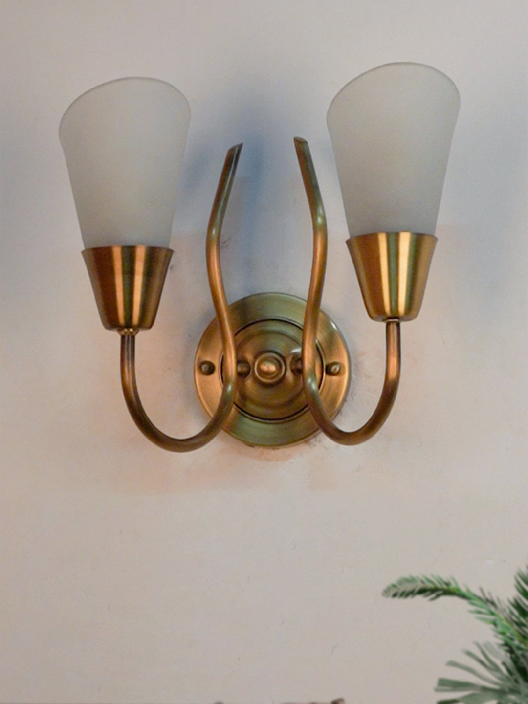 Brass Antique Glass 2-Light Wall Sconce – 27.9 cm