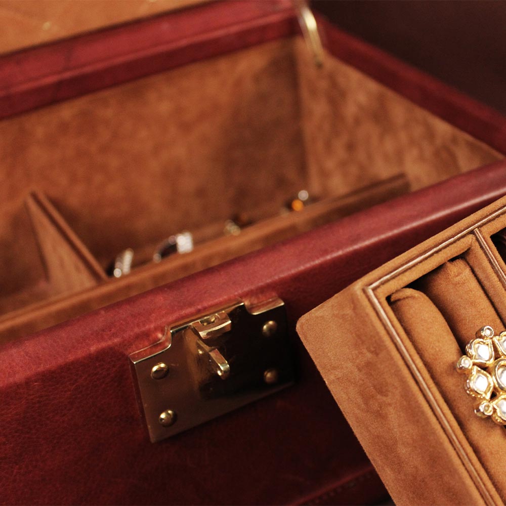 Elegant Brown Glory Luxury Jewelry Trunk with Brass Accents