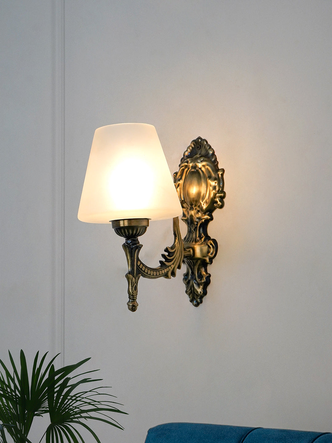 Brass Antique Glass Mild Steel 1-Light Wall Sconce – 27.9 cm