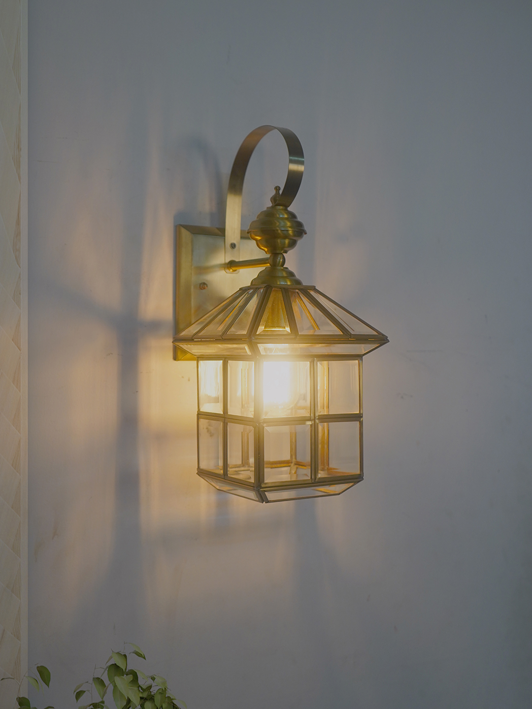 Elegant Regal Beveled Glass Hut Brass Wall Lantern Sconce Lighting Fixture