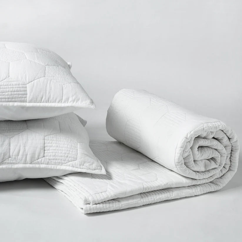 SHWET - White Hexagon Quilt with 2 pillow coordinated covers, 100% cotton, Sizes available