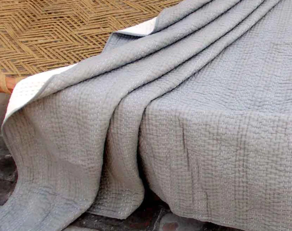 Kantha quilt Grey - simple stripe quilting