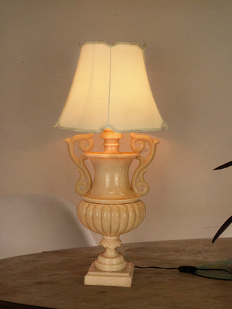 Colonial Urn Marble Transitional Table Lamp With 16inch Off White Scalloped Borders Fabric Shade
