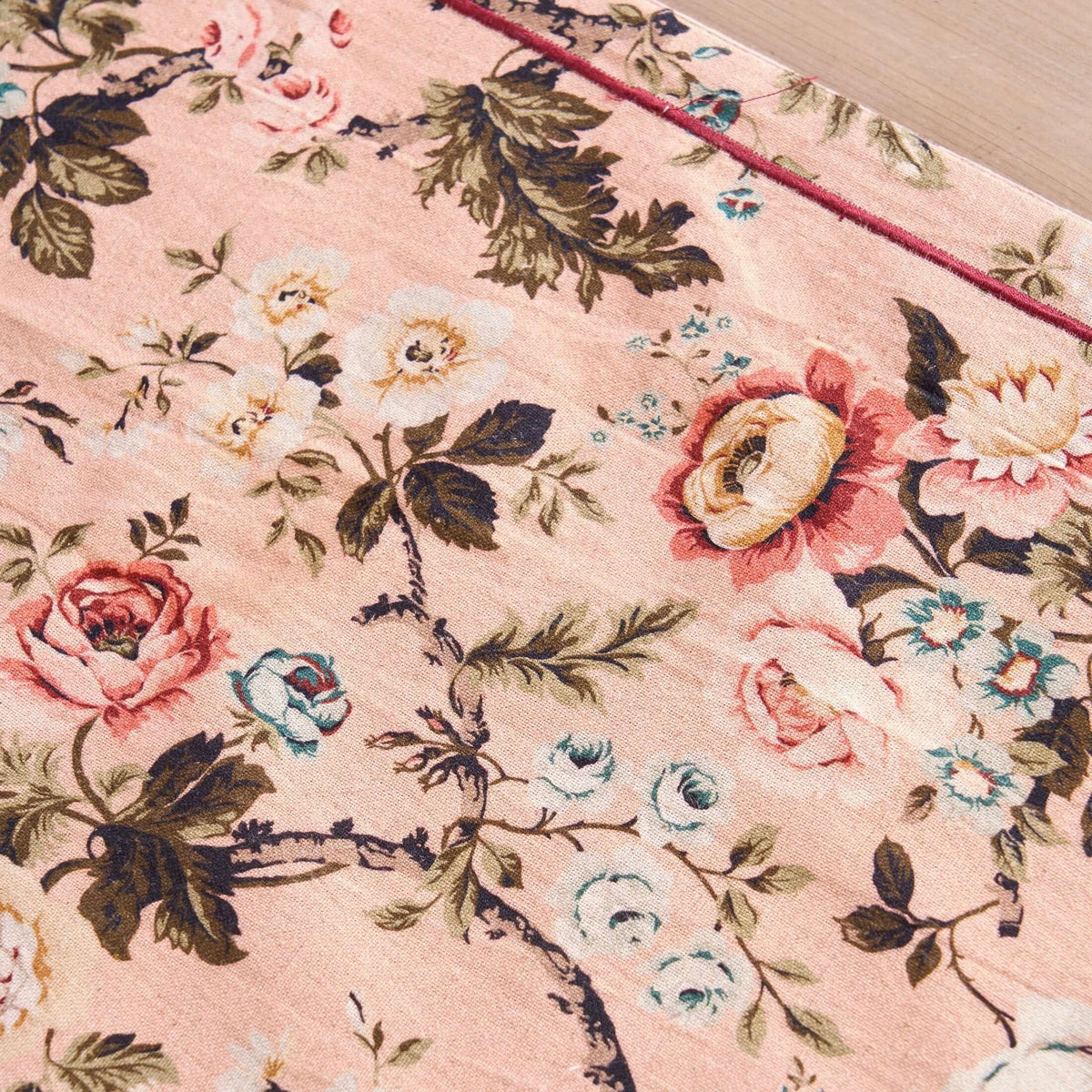 Amour – Blush Linen & Cotton Table Runner with Vintage Rose Print