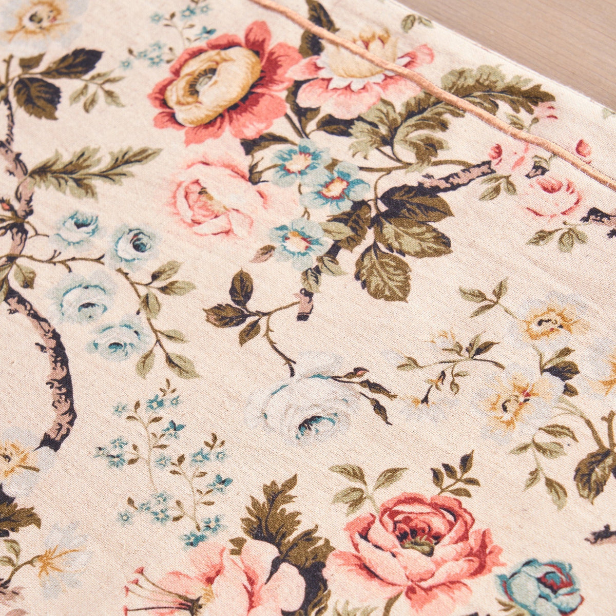 Amour – Beige Linen & Cotton Table Runner with Vintage Rose Print