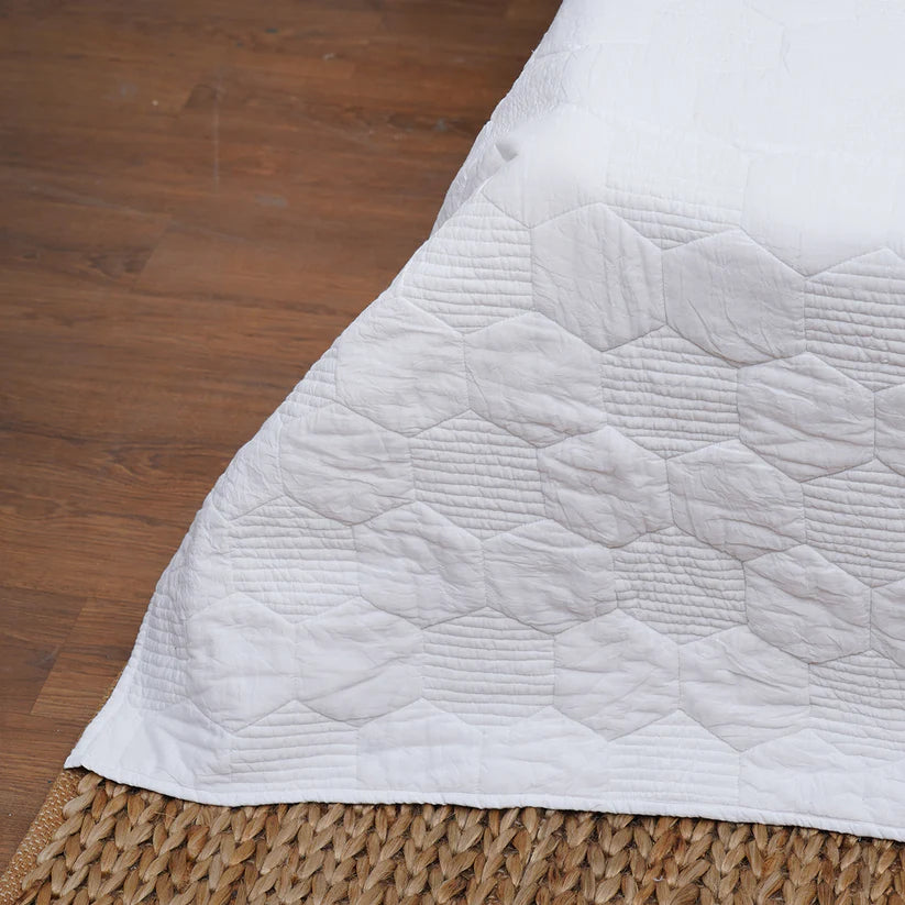 SHWET - White Hexagon Quilt with 2 pillow coordinated covers, 100% cotton, Sizes available