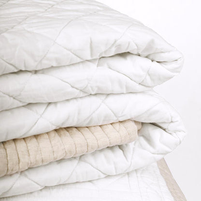 SHWET - Natural And white Quilt with 2 coordinated pillow cases, Sizes available