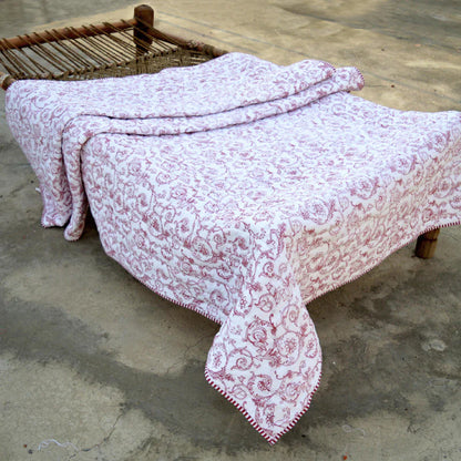 Swirl - Quilted cotton bedspread wth red victorian swirl print