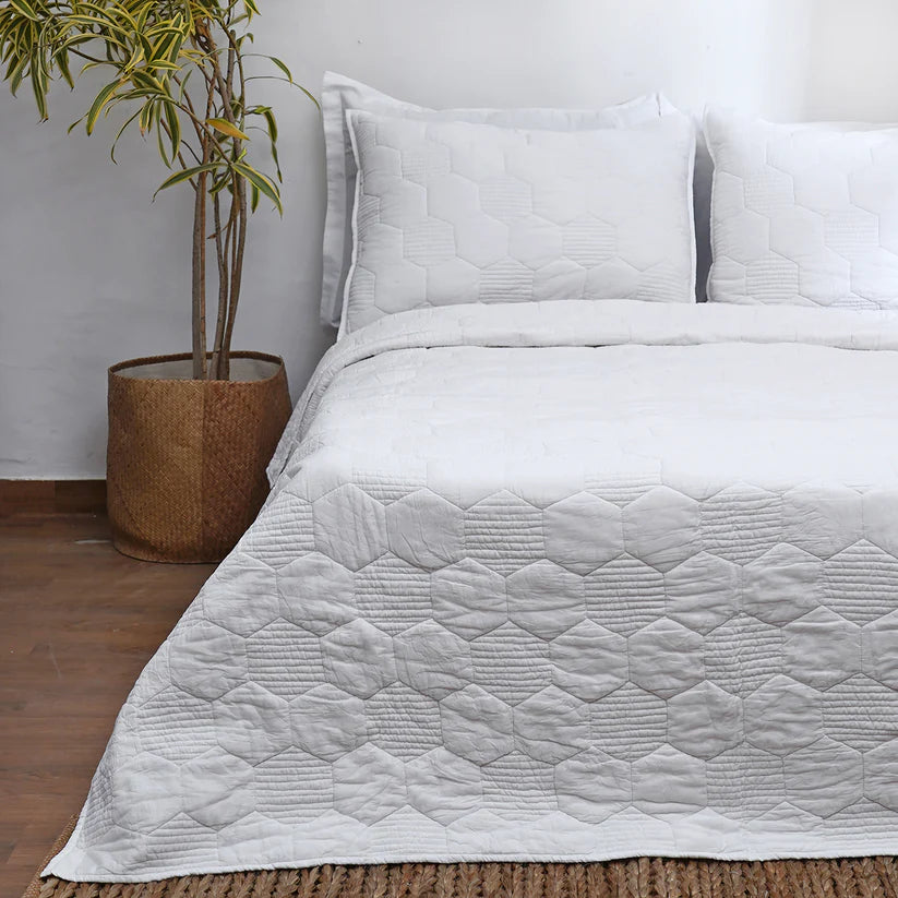SHWET - White cotton quilted bedspread with hexagon pattern, Sizes available
